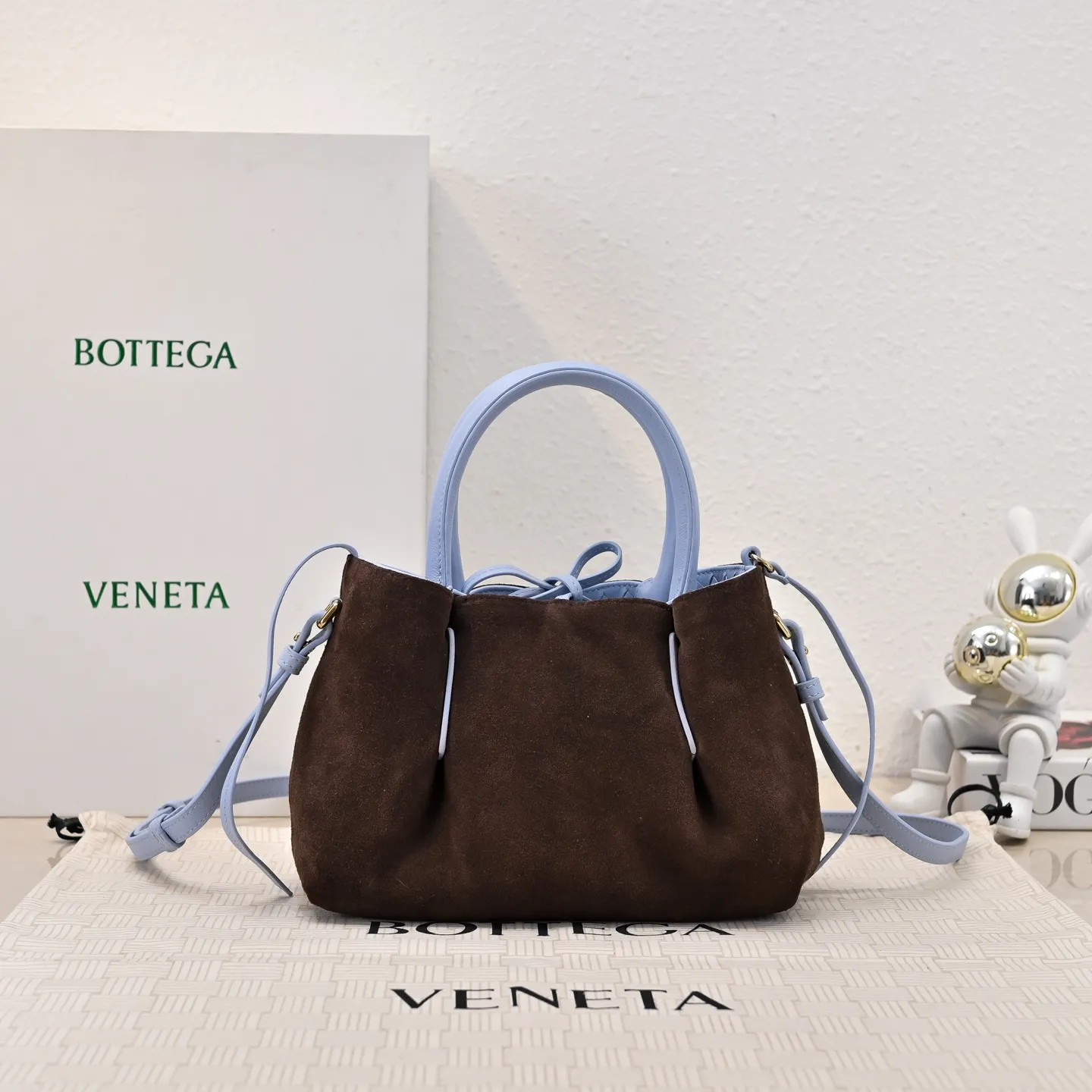 Batch 1760 BOTTEGA VENETA 2025 new product pinacoteca has super soft leather, and the weaving function, practicality and relaxed fashion sense have not fallen behind❤️‍🔥Amway has given sisters a must-have bag when going out. The size of the bag also accurately meets the commuting needs of urban beauties. It can accommodate mobile phones, keys, lipstick, powder, sunscreen, shopping bags...all of it! ! ! 🔥The capacity should not be underestimated~ It does not choose people, clothes, or occasions. With its majestic curved outline, exquisite woven texture, delicate edges and rounded handles, this woven vegetable basket bag truly achieves the goal of "dressing up and being fashionable without getting in the way"~ Are you interested in Jimei? Style number: 9004 Size: 24*15*12cm